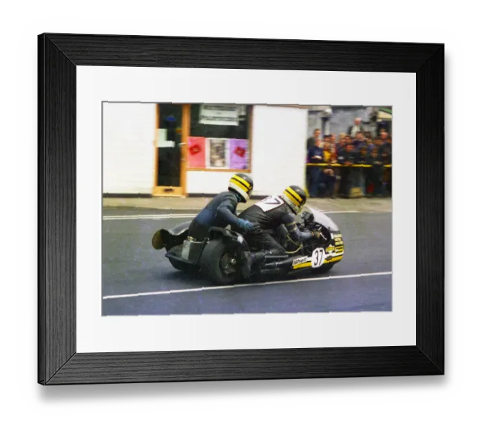 Framed Print : Graham Hilditch & Vince Biggs (Yamaha) 1977 Sidecar TT Framed Print : Graham Hilditch & Vince Biggs (Yamaha) 1977 Sidecar TT