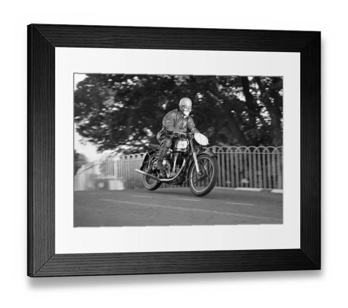 Framed Print : Fred Passmore (Norton) 1949 Junior Clubman TT Framed Print : Fred Passmore (Norton) 1949 Junior Clubman TT