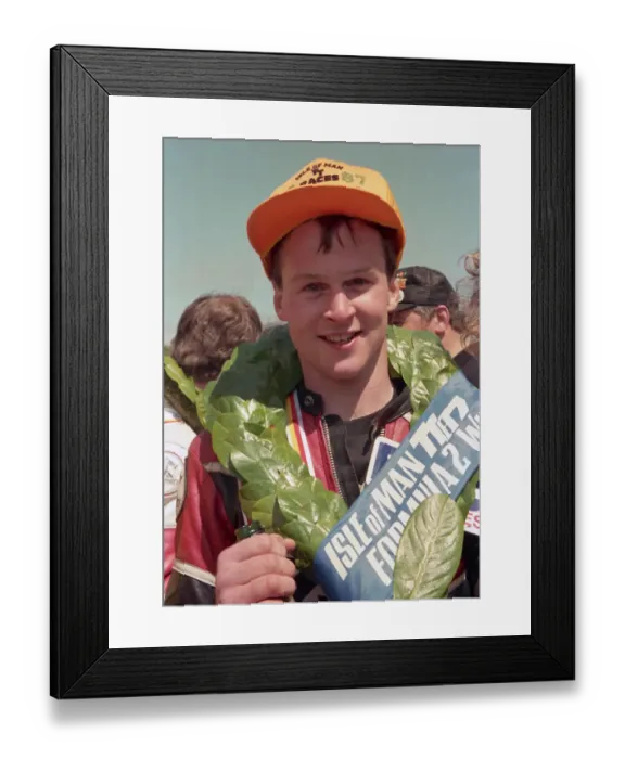 Framed Print : Steve Hislop (Yamaha) 1987 Formula Two TT Framed Print : Steve Hislop (Yamaha) 1987 Formula Two TT