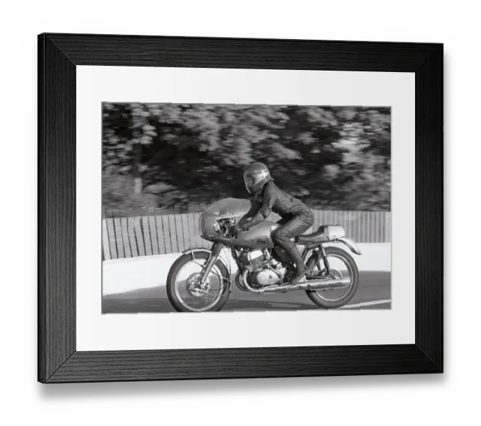Framed Print : Ian Richards (Suzuki) 1975 Production TT Framed Print : Ian Richards (Suzuki) 1975 Production TT