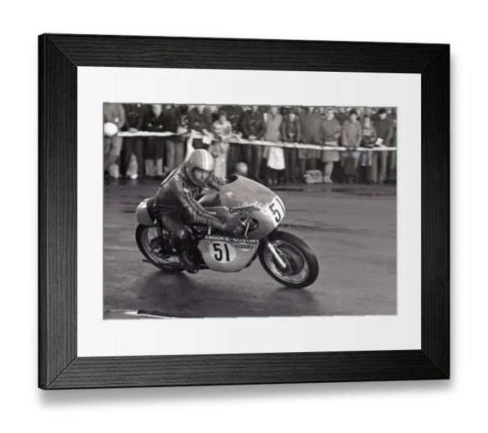Framed Print : Roger Sutcliffe (Crooks Suzuki) 1975 Senior TT Framed Print : Roger Sutcliffe (Crooks Suzuki) 1975 Senior TT