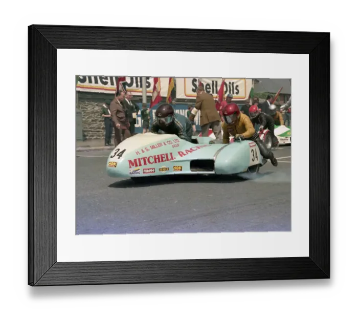 Framed Print : Stuart Applegate & Alan Blackhurst (Yamaha) 1986 Sidecar TT Framed Print : Stuart Applegate & Alan Blackhurst (Yamaha) 1986 Sidecar TT
