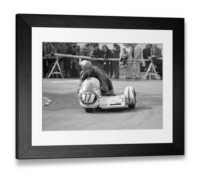 Framed Print : Reg Spooncer & Herbert John (Norton) 1975 Sidecar 1000 TT Framed Print : Reg Spooncer & Herbert John (Norton) 1975 Sidecar 1000 TT