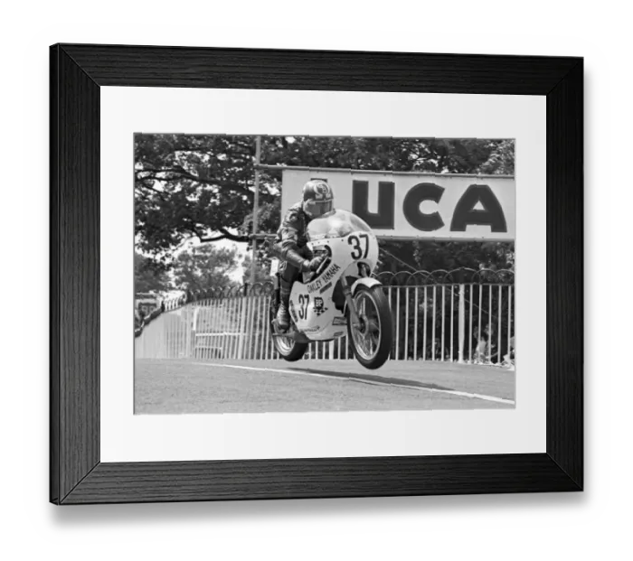 Framed Print : Geoff Barry (Oakley Yamaha) 1975 Classic TT Framed Print : Geoff Barry (Oakley Yamaha) 1975 Classic TT