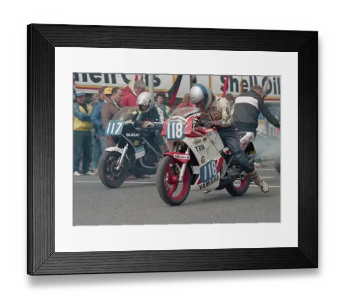 Framed Print : Tony Willis (Suzuki) & Steve Williams (Yamaha) 1986 Production D TT Framed Print : Tony Willis (Suzuki) & Steve Williams (Yamaha) 1986 Production D TT