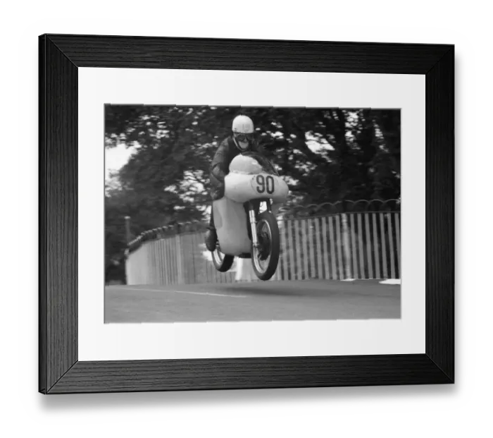 Framed Print : George Kenyon (Norton) 1962 Senior Manx Grand Prix Framed Print : George Kenyon (Norton) 1962 Senior Manx Grand Prix