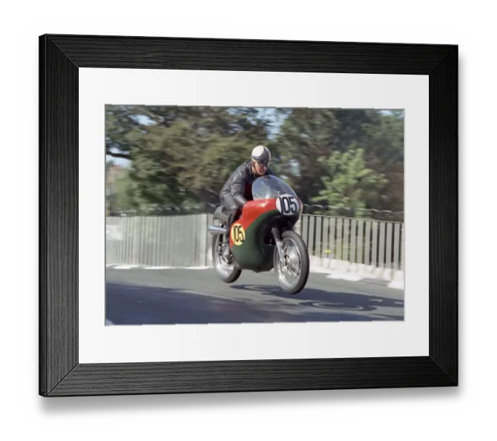 Framed Print : Nigel Warren (Norton) 1967 Senior Manx Grand Prix