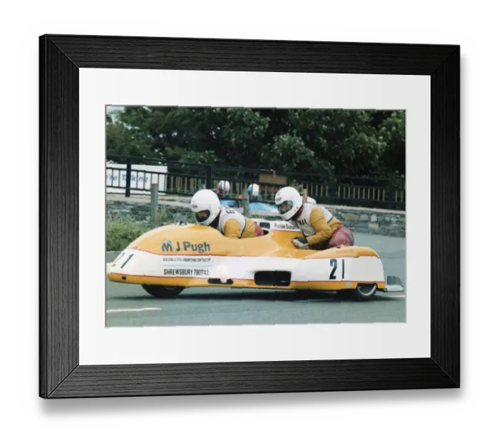 Framed Print : Ron Evason & Mal Corfield (Rumble Suzuki) 1991 Southern 100 Framed Print : Ron Evason & Mal Corfield (Rumble Suzuki) 1991 Southern 100