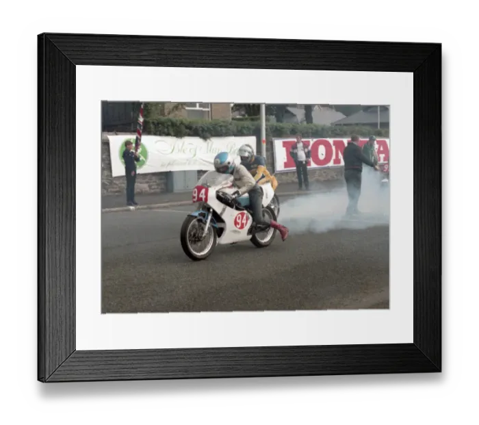 Framed Print : Bob Bentley (Yamaha) 1985 Newcomers Manx Grand Prix