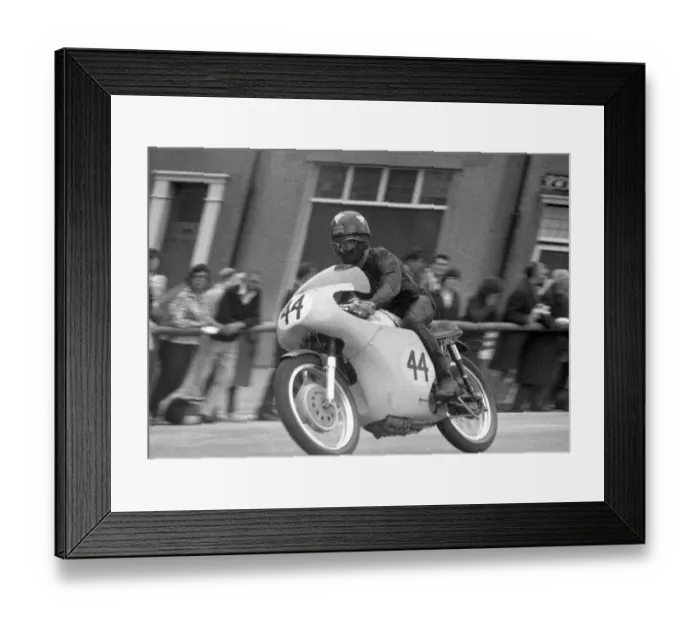 Framed Print : John Simmonds (Norton) 1964 Senior TT Framed Print : John Simmonds (Norton) 1964 Senior TT