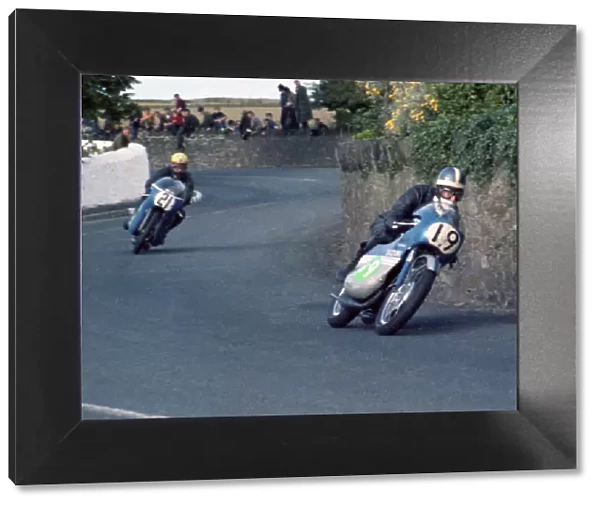 Peter Berwick (Suzuki) leads Alex George (Yamaha) 1969 Southern 100