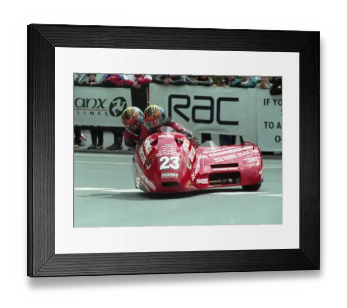 Framed Print : Mick Boddice jnr & Ian Simons (Windle Honda) 1998 Sidecar TT