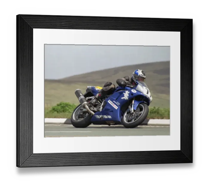 Framed Print : Michael King (Yamaha) 2002 Formula One TT Framed Print : Michael King (Yamaha) 2002 Formula One TT