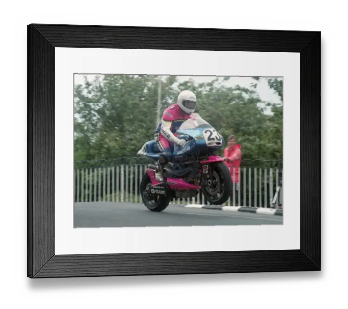 Framed Print : Shaun Harris (Britten) 1993 Senior TT Framed Print : Shaun Harris (Britten) 1993 Senior TT
