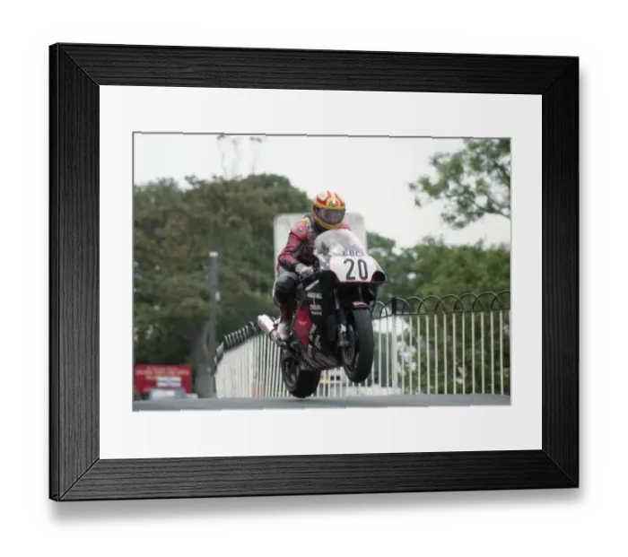 Framed Print : Ian Simpson (Kawasaki) 1993 Senior TT Framed Print : Ian Simpson (Kawasaki) 1993 Senior TT
