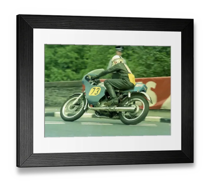 Framed Print : Roger Bowler (Crooks Suzuki) 1976 Senior TT Framed Print : Roger Bowler (Crooks Suzuki) 1976 Senior TT