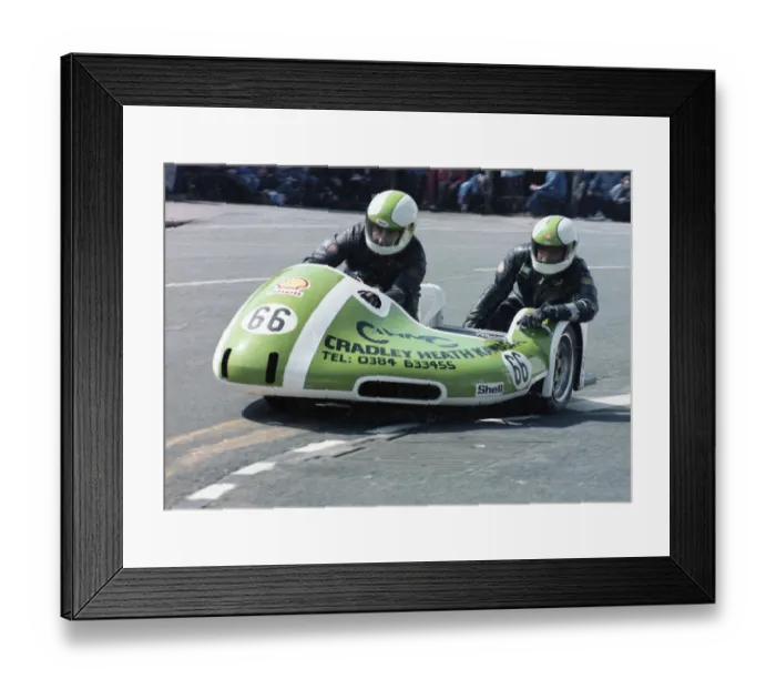 Framed Print : Warwick Newman & Alan Warner (Cradley Heath Rumble Kawasaki) 1981 Sidecar TT Framed Print : Warwick Newman & Alan Warner (Cradley Heath Rumble Kawasaki) 1981 Sidecar TT