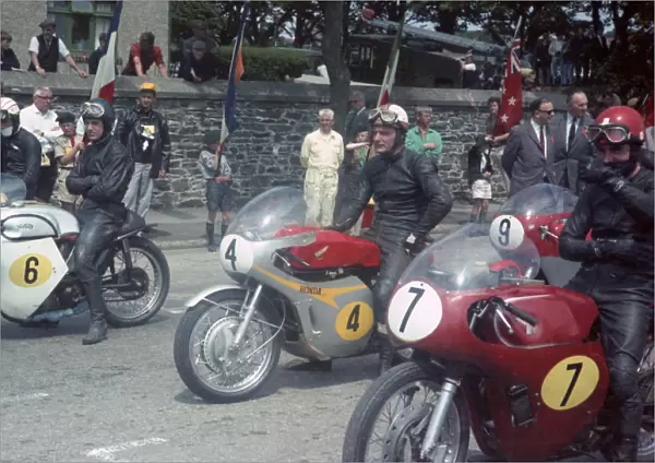 Mike Hailwood (Honda) & Swiss Gyula Marsovszky (Matchless) 1967 Senior TT