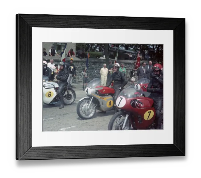 Framed Print : Mike Hailwood (Honda) & Swiss Gyula Marsovszky (Matchless) 1967 Senior TT Framed Print : Mike Hailwood (Honda) & Swiss Gyula Marsovszky (Matchless) 1967 Senior TT