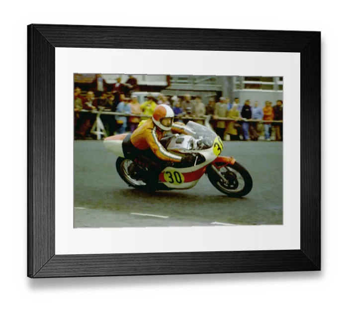 Framed Print : Les Bibby (Yamaha) 1976 Senior Manx Grand Prix Framed Print : Les Bibby (Yamaha) 1976 Senior Manx Grand Prix