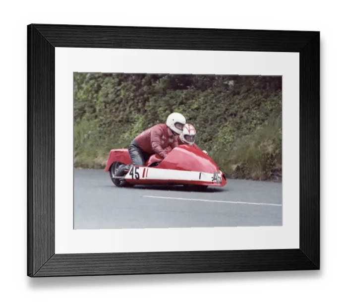 Framed Print : Mike Alexander & Alan Worsfold (Oldfield Yamaha) 1983 Sidecar TT Framed Print : Mike Alexander & Alan Worsfold (Oldfield Yamaha) 1983 Sidecar TT
