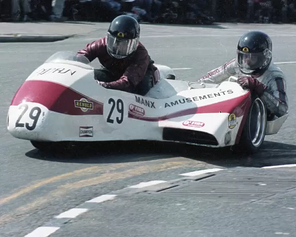 Dave Houghton & Ashley Wooller (Remaun) 1981 Sidecar TT