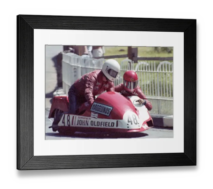 Framed Print : Mike Alexander & Clive Offen (Yamaha) 1982 Sidecar TT Framed Print : Mike Alexander & Clive Offen (Yamaha) 1982 Sidecar TT