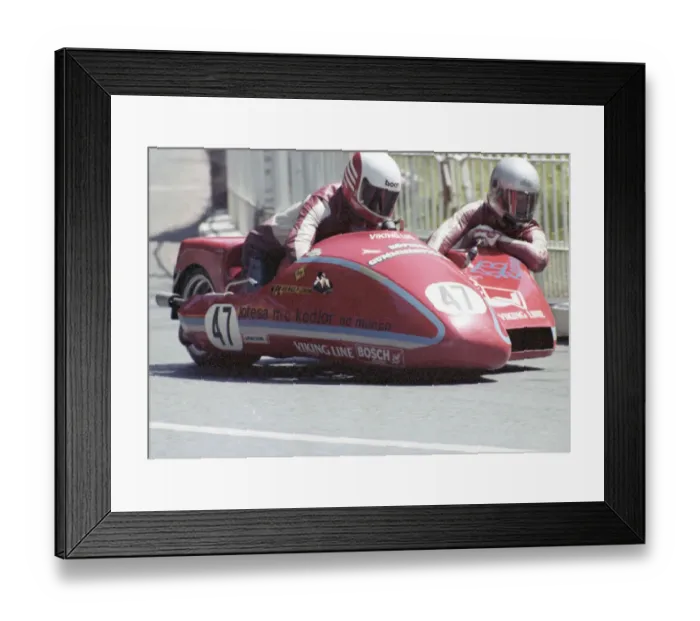 Framed Print : Eric Mordo & Bjorn Rasmussen (BGA Armstrong) 1982 Sidecar TT Framed Print : Eric Mordo & Bjorn Rasmussen (BGA Armstrong) 1982 Sidecar TT