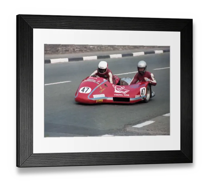 Framed Print : Eric Mordo & Bjorn Rasmussen (BGA Armstrong) 1982 Sidecar TT Framed Print : Eric Mordo & Bjorn Rasmussen (BGA Armstrong) 1982 Sidecar TT