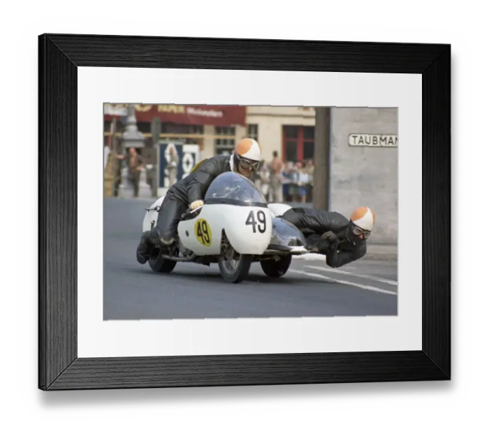 Framed Print : Bran Bardsley & Peter Cropper (Triumph) 1970 750 Sidecar TT Framed Print : Bran Bardsley & Peter Cropper (Triumph) 1970 750 Sidecar TT