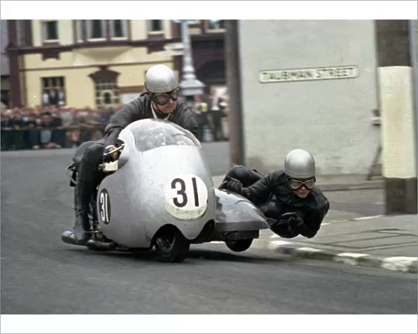 Russ Hackman & B Body (Triumph) 1966 Sidecar TT
