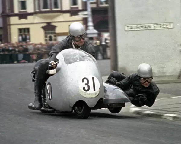 Russ Hackman & B Body (Triumph) 1966 Sidecar TT