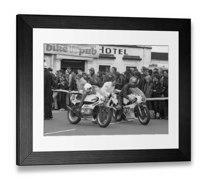 Framed Print : Steve Moynihan (Yamaha) and Richard Swallow (Yamaha) first running, 1981 Senior TT Framed Print : Steve Moynihan (Yamaha) and Richard Swallow (Yamaha) first running, 1981 Senior TT