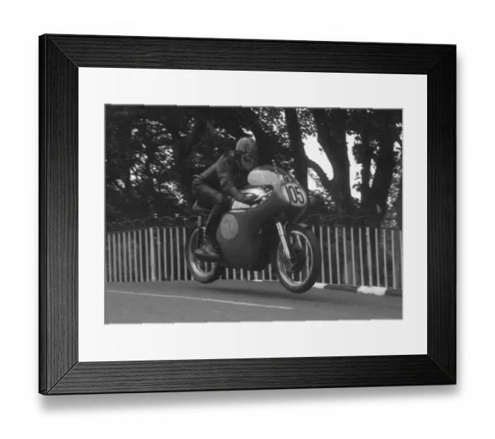 Framed Print : Tom Walker (Norton) 1962 Senior Manx Grand Prix Framed Print : Tom Walker (Norton) 1962 Senior Manx Grand Prix