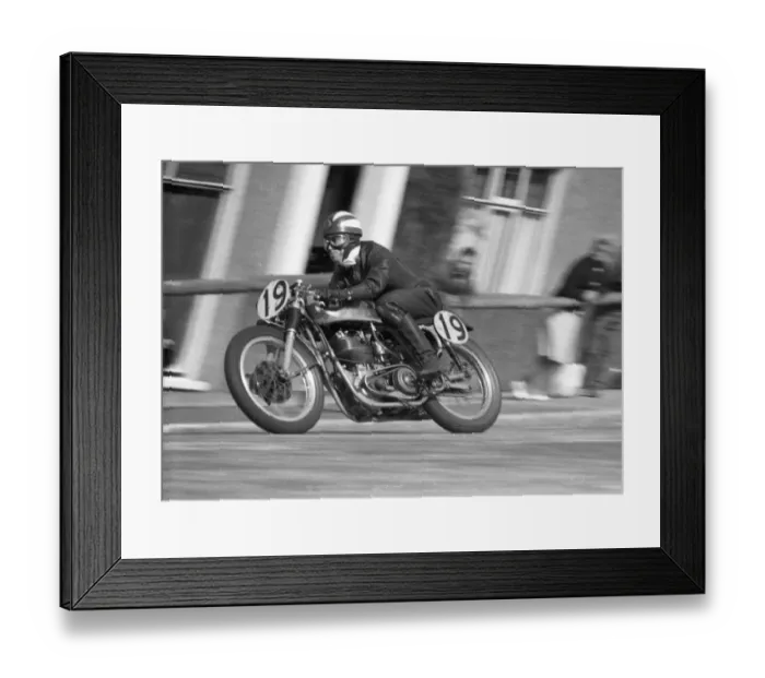 Framed Print : Bob Roberts (BSA) 1961 Senior Manx Grand Prix Framed Print : Bob Roberts (BSA) 1961 Senior Manx Grand Prix