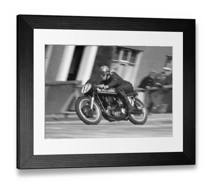 Framed Print : Tom Walker (Norton) 1961 Senior Manx Grand Prix
