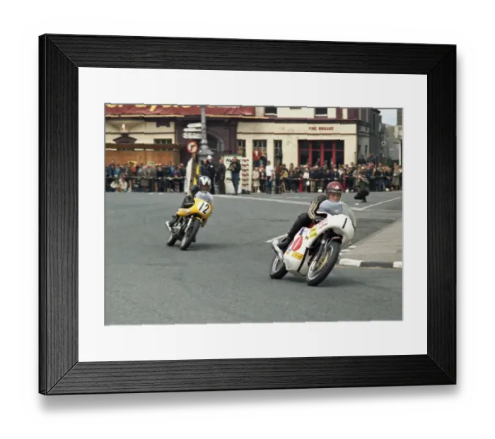Framed Print : Ray Pickrell (Triumph) & Peter Williams (Norton) 1971 Production TT Framed Print : Ray Pickrell (Triumph) & Peter Williams (Norton) 1971 Production TT