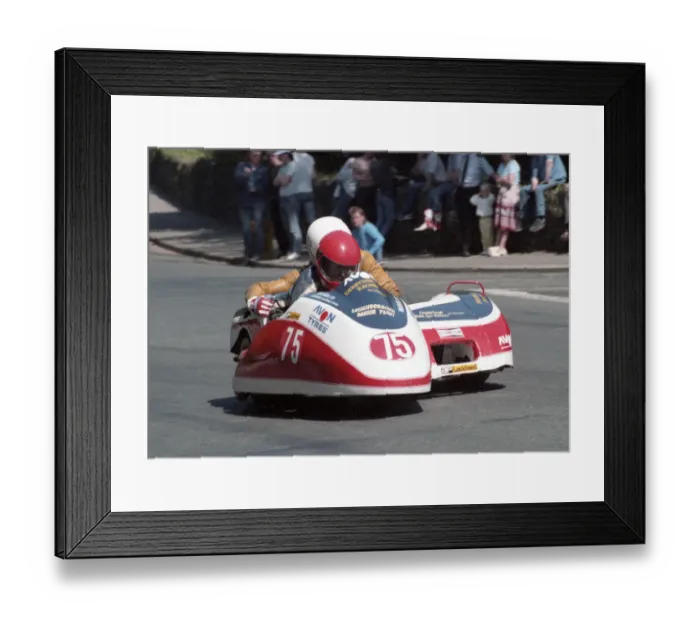 Framed Print : Pat Gallagher & Alan Blackhurst (Derbyshire Yamaha) 1985 Sidecar TT Framed Print : Pat Gallagher & Alan Blackhurst (Derbyshire Yamaha) 1985 Sidecar TT