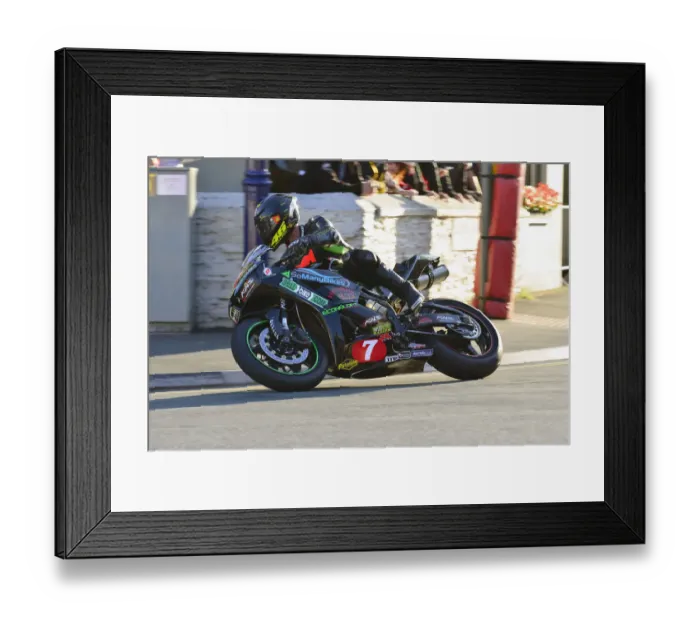 Framed Print : Damian Horan (Suzuki) 2014 Newcomers A Manx Grand Prix Framed Print : Damian Horan (Suzuki) 2014 Newcomers A Manx Grand Prix