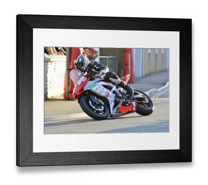 Framed Print : Shane Egan (Suzuki) 2014 Newcomers A Manx Grand Prix