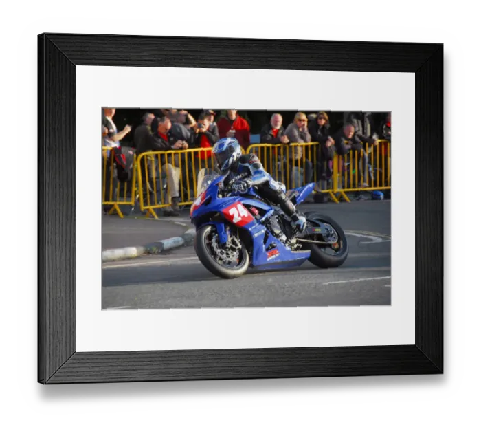 Framed Print : Michael Watt (Suzuki) 2014 Newcomers A Manx Grand Prix