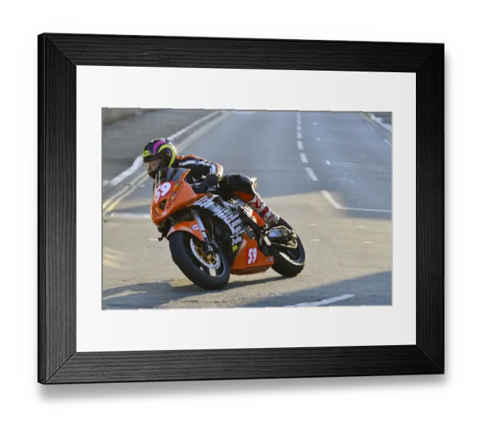 Framed Print : Tom Stanford (Suzuki) 2014 Newcomers B Manx Grand Prix