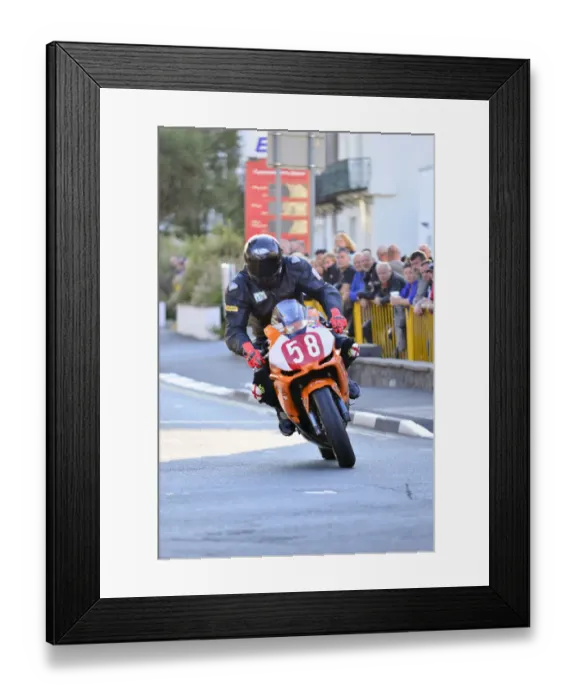 Framed Print : Stephen Nathan (Suzuki) 2014 Newcomers B Manx Grand Prix