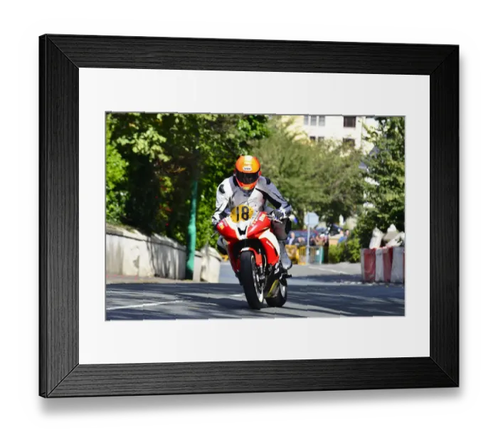 Framed Print : Rodger Wibberley (Yamaha) 2014 Senior Manx Grand Prix Framed Print : Rodger Wibberley (Yamaha) 2014 Senior Manx Grand Prix