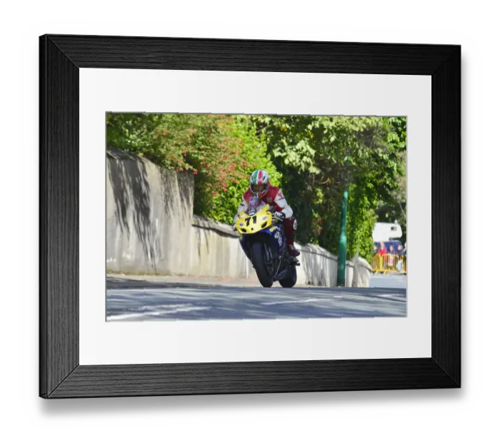 Framed Print : Bob Farrington (Suzuki) 2014 Senior Manx Grand Prix Framed Print : Bob Farrington (Suzuki) 2014 Senior Manx Grand Prix