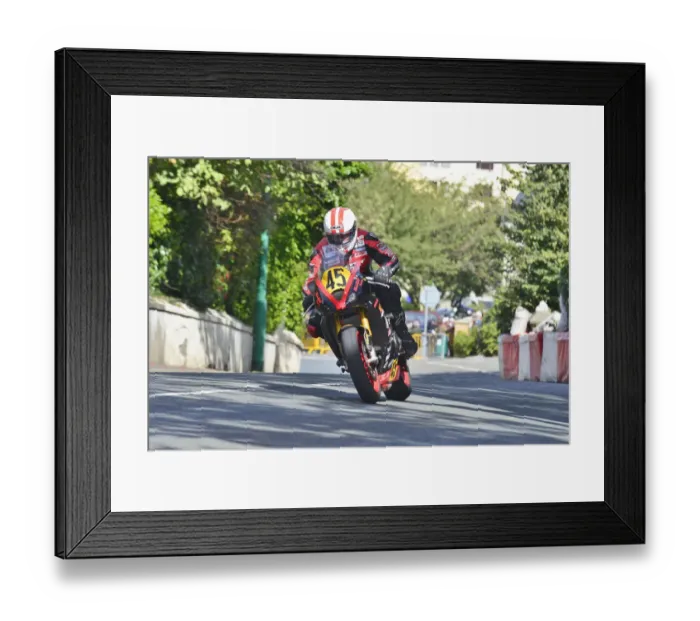 Framed Print : Steve Moody (Triumph) 2014 Senior Manx Grand Prix Framed Print : Steve Moody (Triumph) 2014 Senior Manx Grand Prix