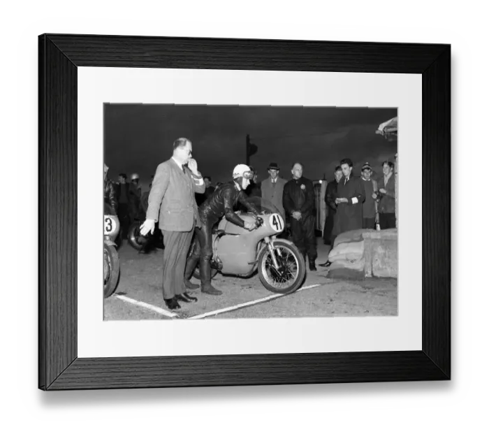 Framed Print : Mike Kelly (Norton) 1962 Senior Manx Grand Prix practice Framed Print : Mike Kelly (Norton) 1962 Senior Manx Grand Prix practice