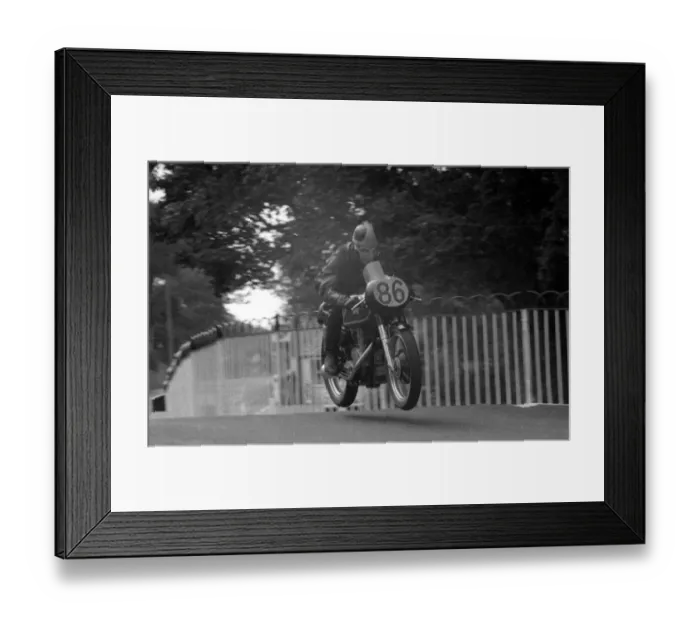 Framed Print : Ernie Wooder (Matchless) 1960 Senior Manx Grand Prix practice Framed Print : Ernie Wooder (Matchless) 1960 Senior Manx Grand Prix practice