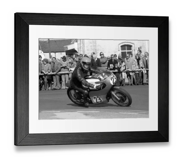 Framed Print : Bob Simmons (Suzuki) 1977 Senior Manx Grand Prix Framed Print : Bob Simmons (Suzuki) 1977 Senior Manx Grand Prix