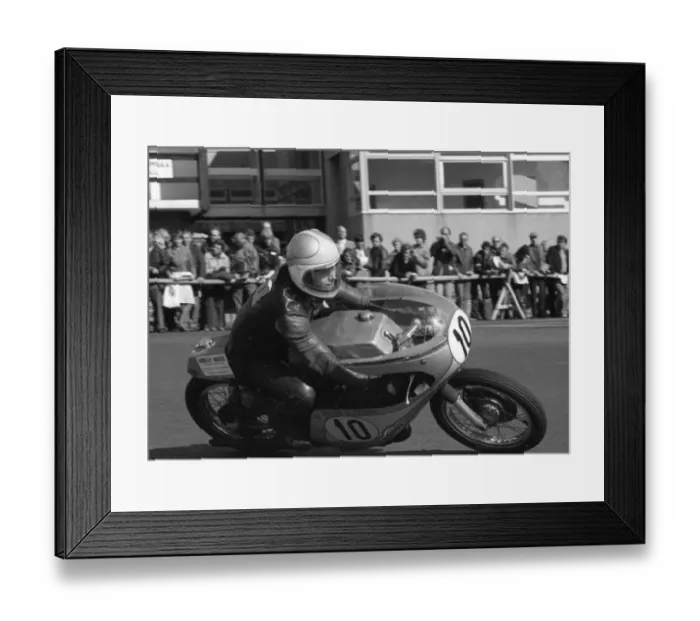 Framed Print : Rick Cannon (Suzuki) 1977 Senior Manx Grand Prix